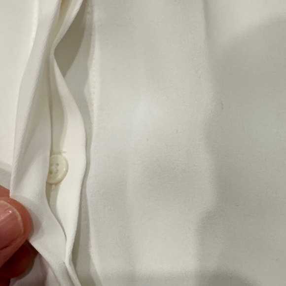 Like New! Babaton White Sleeveless Blouse - Picture 5 of 10